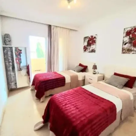 홈스테이 Bedroom, With A Share Bathroom In A Place