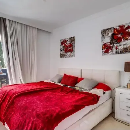 홈스테이 Bedroom, With A Share Bathroom In A Place 마르베야