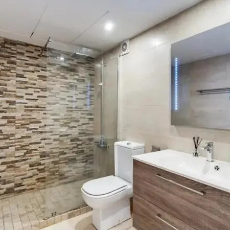 홈스테이 Bedroom, With A Share Bathroom In A Place 마르베야